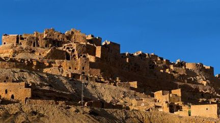 Dans la région de Tataouine (sud-est), le village berbère de Chenini est mis en valeur dans la vidéo de l'Office du tourisme tunisien. 