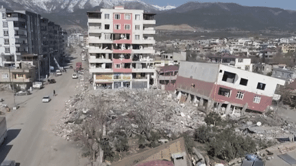 Treize jours après le séisme en Turquie et en Syrie, de lourds dégâts matériels sont à déplorer et une commune de 40 000 habitants va être totalement détruite, avec l’objectif de la reconstruire en un an.