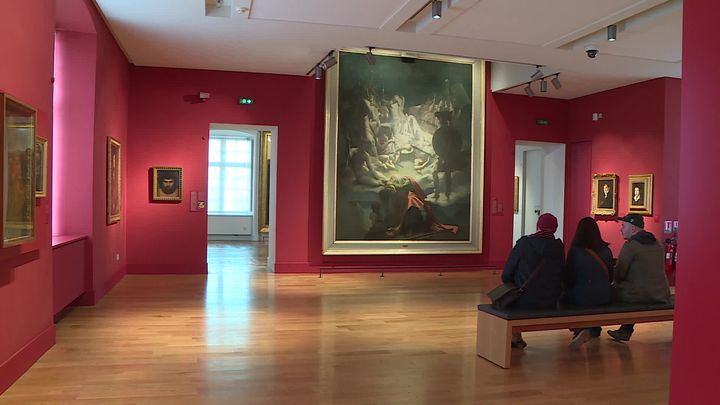 Au musée de Montauban, les œuvres de Ingres sont exposées dans les salons rouges. (France 3 Midi-Pyrénées)