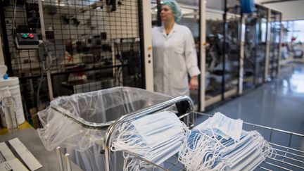 Une usine Kolmi-Hopen&nbsp;de fabrication de masques à Saint-Barthélémy-d'Anjou (Maine-et-Loire). Photo d'illustration.&nbsp; (LOIC VENANCE / AFP)