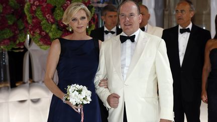 Charl&egrave;ne de Monaco et le prince Albert II au gala de la Croix-Rouge, le 1er ao&ucirc;t 2014, &agrave; Monaco. (VALERY HACHE / AFP)