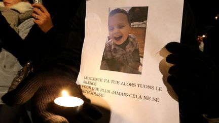 Une marche blanche en hommage au petit Tony est organisée, le 30 novembre 2016, à Reims (Marne). (FRANCOIS NASCIMBENI / AFP)