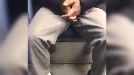 Un homme harcèle sexuellement une jeune femme dans le métro, le 12 décembre 2018. (SAFIETOUKN / TWITTER)