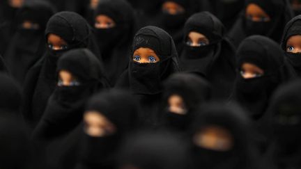 Une centaine de poup&eacute;es Barbie en niqabs noirs, oeuvre de l'artiste allemande Sabine Reyer, sont expos&eacute;es &agrave; Dortmund (Allemagne), le 7 octobre 2012. (INA FASSBENDER / REUTERS)