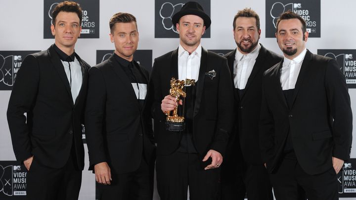 Le groupe 'N Sync, avec Justin Timberlake (centre), lors des MTV Video Music Awards, &agrave; New York (Etats-Unis), le 25 ao&ucirc;t 2013. (JAMIE MCCARTHY / GETTY IMAGES NORTH AMERICA / AFP)