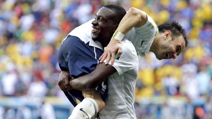 Blaise Matuidi porte Mathieu Valbuena lors des huiti&egrave;mes de finale de la Coupe du monde contre le Nigeria, &agrave; Brasilia (Br&eacute;sil), le 30 juin 2014. (DAVID VINCENT/AP/SIPA / AP)