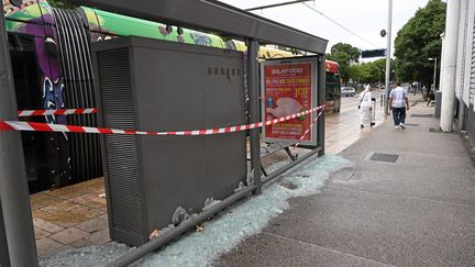 Un arrêt de tramway saccagé à Montpellier, le 30 juin 2023. (JEAN MICHEL MART / MAXPPP)