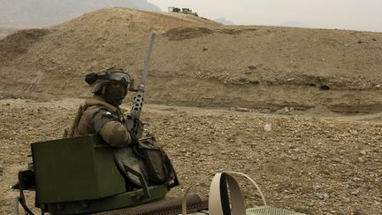 Un soldat fran&ccedil;ais assure la s&eacute;curit&eacute; d'un convoi dans la Vall&eacute;e de Tagab, province de Kapisa (Afghanistan), le 22 f&eacute;vrier 2011.&nbsp; (AYMERIC VINCENOT / AFP)