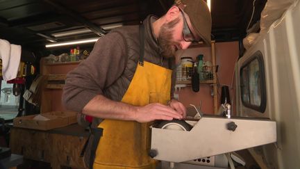 Renaud Sorel dans son atelier mobile&nbsp; (N. Corselle / France Télévisions)