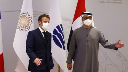 Emmanuel Macron et le prince héritier d'Abou Dhabi,&nbsp;Mohammed Ben Zayed Al-Nahyan, le 3 décembre 2021.&nbsp; (THOMAS SAMSON / AFP)