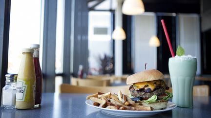 Le fast food et les sauces américaines font partie de notre alimentation depuis longtemps.&nbsp; (KYLE MONK / BLEND IMAGES / GETTY IMAGES)