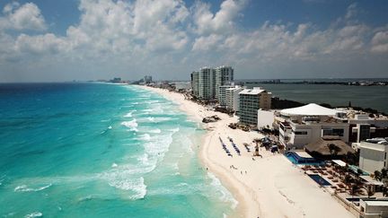 Vue aérienne de&nbsp;Cancún, au Mexique, le 28 mars 2020. (ELIZABETH RUIZ / AFP)