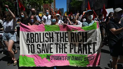 Des manifestants pour le climat dans les rues de Sydney (Australie), le 6 novembre 2021. (STEVEN SAPHORE / AFP)