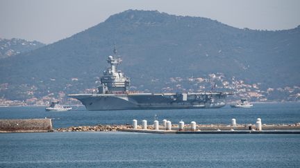 Le porte-avions Charles-de-Gaulle est rentré au port de Toulon dimanche 12 avril, après que 50 marins ont été diagnostiqués au Covid-19.&nbsp; (GILLES BADER / MAXPPP)