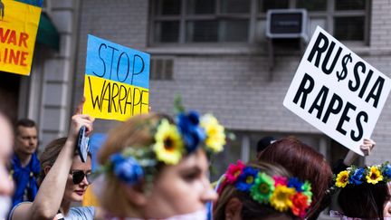 Une manifestation contre les crimes sexuels perpétrés en Ukraine, devant le consulat&nbsp;de Russie&nbsp;à New York, le 6 juin 2022. (KENA BETANCUR / AFP)