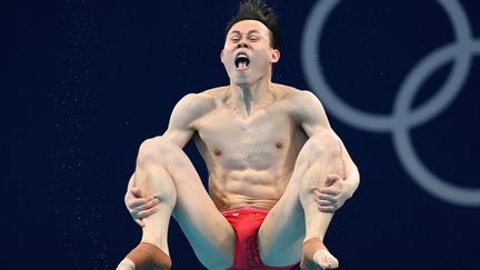 C'est cruel de faire un arrêt sur image en pleine figure du concours du plongeon à 3 mètres. Tant pis pour le Chinois Xie Siyi. (ATTILA KISBENEDEK / AFP)