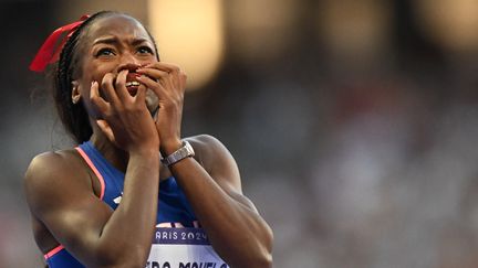 Toutes les émotions sont passées sur son visage. Au passage de la ligne d'arrivée du 100 m haies, Cyréna Samba-Mayela a cru un temps être championne olympique, le 10 août 2024 au Stade de France. La photo finish a finalement couronné Masai Russell pour un centième, la Française se contenant de l'argent. (AFP)