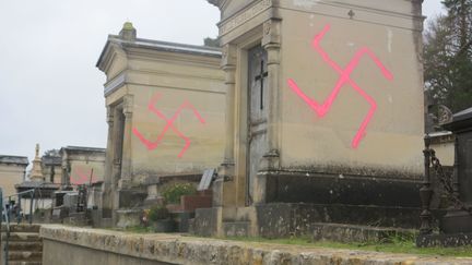 Dans la nuit du 27 au 28 décembre 2020, 67 tombes du cimetière municipal de Fontainebleau ont été taguées avec des croix gammées. (SYLVAIN DELEUZE / MAXPPP)