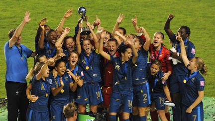 Les Bleuettes lors de la remise de la coupe, le 13 octobre 2012 &agrave; Bakou (Azerba&iuml;djan). (STEVE BARDENS / FIFA / GETTY IMAGES)