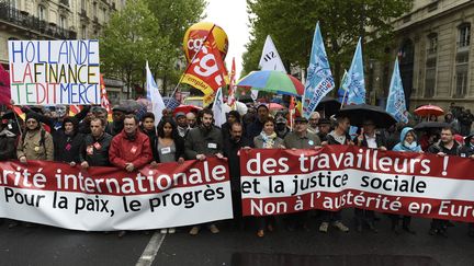 Des membres de la CGT d&eacute;filent &agrave; Paris, le 1er mai 2015. (ALAIN JOCARD / AFP)