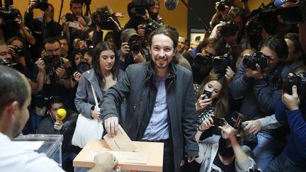 Le leader du parti anti-austérité Podemos, Pablo Iglesias, vote dans un bureau de Madrid pour les élections législatives, le 20 décembre 2015. (ANDREA COMAS / REUTERS)