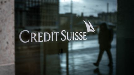 Le logo de la banque Crédit Suisse, à Genève, le 24 mars 2023. (FABRICE COFFRINI / AFP)