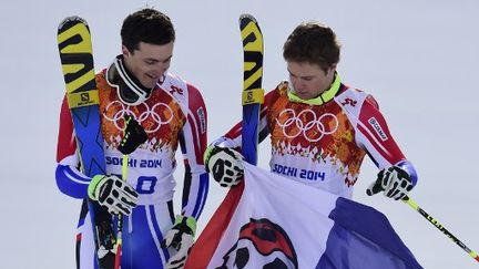 Steve Missillier et Alexis Pinturault sur le podium apr&egrave;s leur performance en slalom g&eacute;ant aux JO, mercredi 19 f&eacute;vrier 2014 &agrave; Sotchi (Russie). (OLIVIER MORIN / AFP)