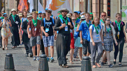 &nbsp; (Des jeunes du monde entier se rendent à Cracovie pour les JMJ © AFP/Artur Widak)