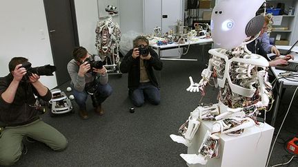 En février 2013, les journalistes découvrent Roboy, peu avant la présentation au Salon international de robotique Robots on Tour en mars.
 
Ce robot domestique est la dernière création du laboratoire d'Intelligence artificielle (AI Lab) de l'Université de Zurich.
 
La technologie d'entraînement à tendons artificiels, très proches de ceux des humains, a été développée par Maxon Motor.
 
Il a fallu à l’entreprise de nombreuses années d'expérience dans le domaine de la technologie médicale, l’automatisation industrielle et l’industrie spatiale pour obtenir cette efficacité dans le domaine de la robotique.
 
La possibilité d'exécuter des mouvements de haute précision permettra d’apporter une aide aux personnes à mobilité réduite et âgées. (REUTERS / Arnd Wiegmann)