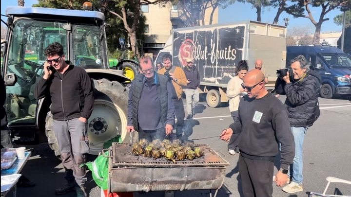 Les agriculteurs font griller des saucisses et des artichauts, février 2024. (HENRY DE LAGUERIE / FRANCEINFO)