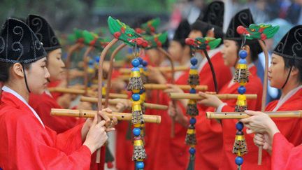 Des disciples confucéens sud-coréens portant des costumes traditionnels marchent vers un sanctuaire pour Seokjeon, la grande cérémonie confucéenne annuelle, à Séoul le 11 mai 2009. (AFP PHOTO / KIM JAE-HWAN)