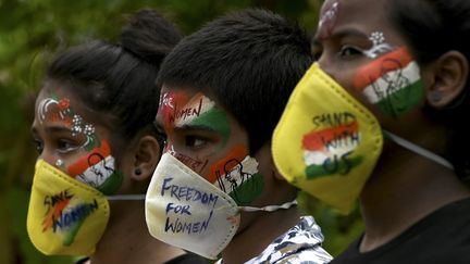 Des étudiants se peignent le visage pour dénoncer le viol collectif d'une femme de 19 ans par quatre hommes dans le village de Bool Garhi, dans l'État d'Uttar Pradesh, à Mumbai, le 2 octobre 2020.&nbsp; (INDRANIL MUKHERJEE / AFP)