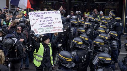 "Gilets jaunes" : quelle situation samedi soir à Paris ? Et quel bilan ?