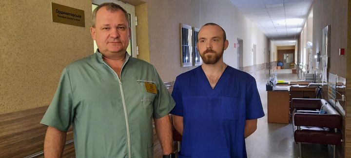 Victor Krigli, le chef du département de chirurgie à l'hôpital principal de Kramatosk et&nbsp;Andrey, un jeune interne, le 2 mai 2022.&nbsp; (FARIDA NOUAR / FRANCEINFO)