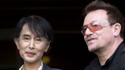 Aung San Suu Kyi avec Bono de U2, le 18 juin 2012 à Oslo.
 (Daniel Sannum Lauten / AFP)