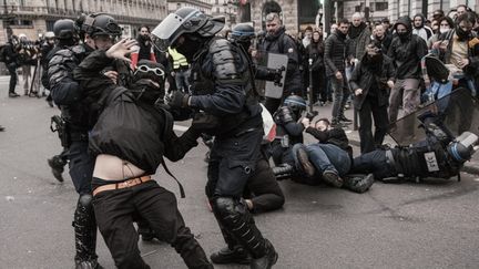 Des policiers interpellent des manifestants contre la réforme des retraites, le 24 mars 2023 à Paris. (MAXIME GRUSS / HANS LUCAS / AFP)