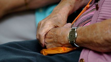 Une personne âgée dans une maison de retraite de Strasbourg (Bas-Rhin), le 13 octobre 2009. (MAXPPP)