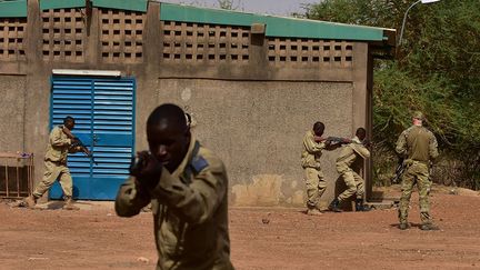 pour apprendre aux soldats des différentes armées de partager leurs expériences dans des domaines opérationnels. «Flintlock demeure le plus grand exercice militaire multinational d’opérations spéciales et d’entraînement entre Etats africains et partenaires occidentaux», ajoute le site Burkina24. (Issouf Sanogo / AFP)