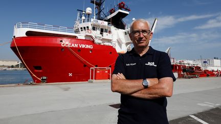 François Thomas, président de l'ONG de secours en mer SOS Méditerranée, devant le navire "Ocean Viking" à Marseille (Bouches-du-Rhône), le 1er août 2019. (SEBASTIEN NOGIER / EPA)