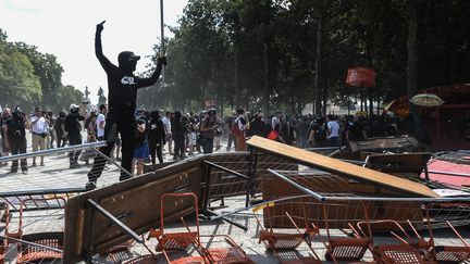 Les manifestants ont ensuite monté plusieurs barricades non loin de la préfecture à Nantes, samedi 3 août 2019. (JEAN-FRANCOIS MONIER / AFP)