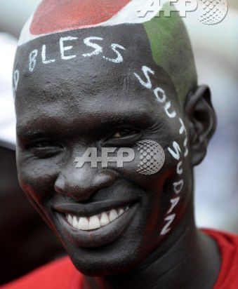 Wuor Luk, jeune Sud-Soudanais de 28 ans, a peint sur sa tête les couleurs de son pays (9 juillet 2011).   (AFP PHOTO/Roberto SCHMIDT )