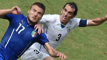 Diego Godin au duel avec Ciro Immobile (YASUYOSHI CHIBA / AFP)