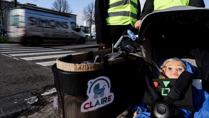 La poussette Claire (Clean Air for Everyone) dans les rues d'Anvers (Belgique), le 25 janvier 2021. (KENZO TRIBOUILLARD / AFP)