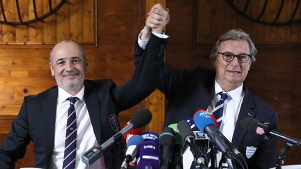 Thomas Savare, président du Stade Français, et Jacky Lorenzetti, président du Racing 92, lors de la conférence de presse d'annonce de fusion entre les deux clubs, le 13 mars 2017, à Paris. (THOMAS SAMSON / AFP)