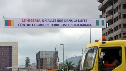 Une bannière, où on peut lire que le Nigeria est l'allié du Cameroun dans la lutte contre Boko Haram, à Yaoundé le 28 juillet 2015, le jour précédant la visite officielle du président nigérian Mohammadu Buhari. (Reinnier KAZE / AFP)