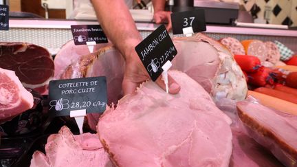 Les nitrites sont notamment utilisés pour rendre le jambon plus rose. Photo d'illustration. (LAURENT REA / MAXPPP)