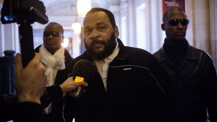 Dieudonné, lors de son arrivée au tribunal de grande instance de Paris, le 17 mai 2016.&nbsp; (MAXPPP)