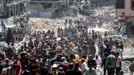 Des Palestiniens quittent le camp de réfugiés de Jabalia, dans le nord de la bande de Gaza, le 30 mai 2024. (OMAR AL-QATTAA / AFP)