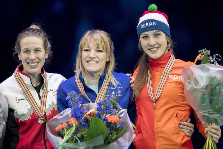 La Britannique Elise Christie, entourée par&nbsp;la Canadienne Marianne St-Gelais, et la Néerlandaise Suzanne Schulting, sur le podium lors de la cérémonie de remise des médailles du 1000 m féminin des Championnats du monde de short-track en 2017 à l'Ahoy arena de Rotterdam.  (JERRY LAMPEN / ANP / AFP)