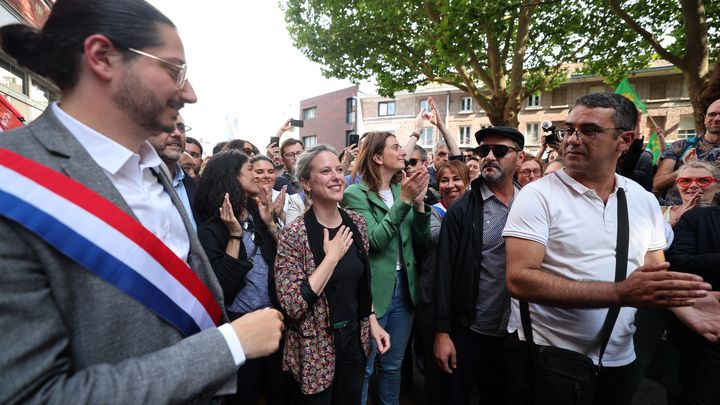 Lucie Castets en visite à Lille, le 27 juillet 2024, aux côtés de la patronne des Ecologistes, Marine Tondelier, et du député LFI du Nord Aurélien Le Coq. (FRANCOIS LO PRESTI / AFP)